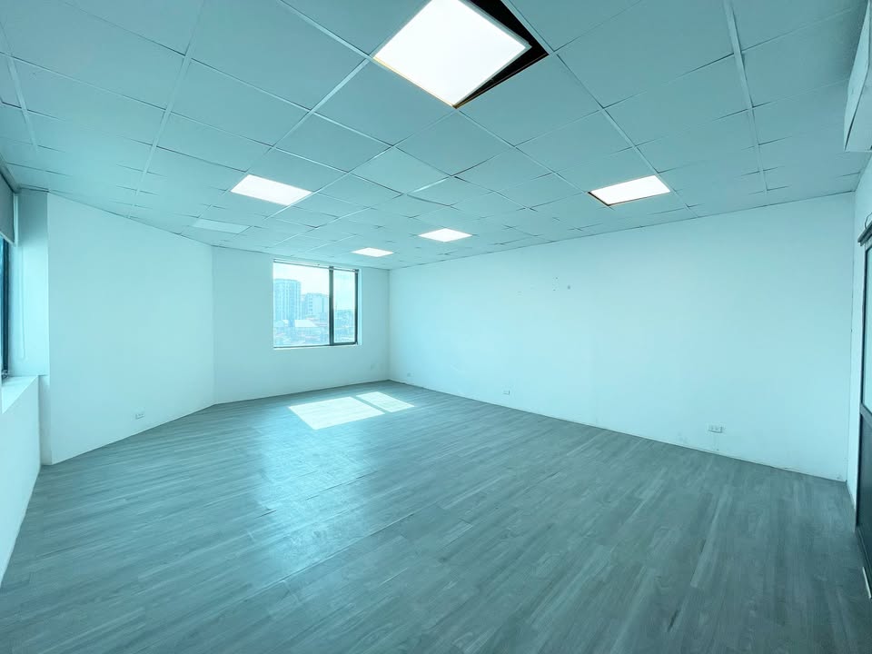 Cho thuê văn phòng 80m² mặt đường Nguyễn Xiển, Thanh Xuân chỉ 12 triệu - Lô góc thoáng mát!