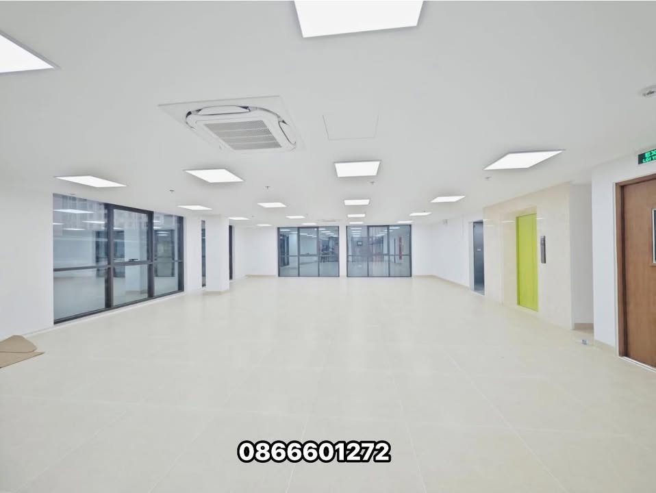 Văn phòng cho thuê mặt phố Lê Văn Lương 145m² giá chỉ 28 triệu - Sẵn sàng bàn giao ngay!