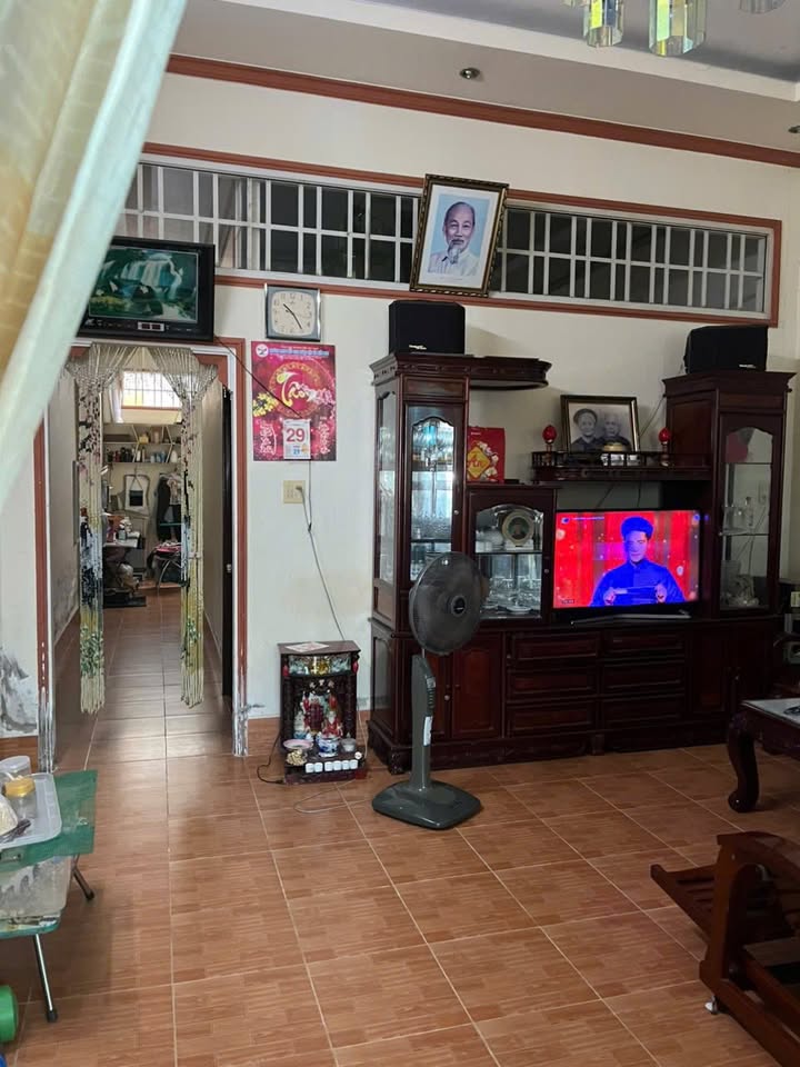 Nhà trệt lầu hẻm 127 Võ Văn Kiệt 90m² giá 2.75 tỷ - Không thể bỏ lỡ!