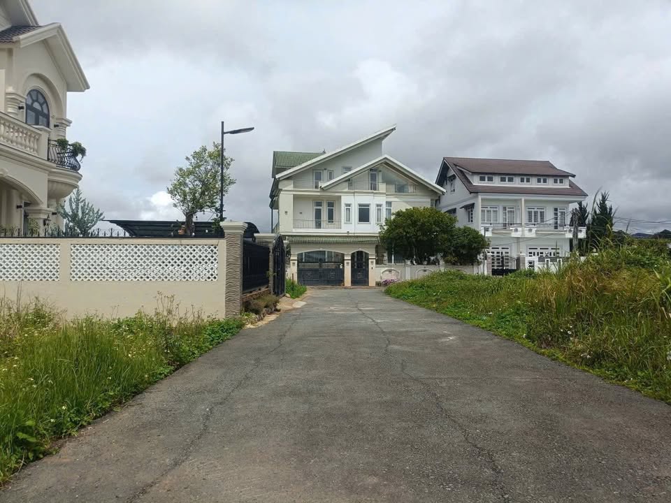 Đất Biệt Thự Đường Ngô Tất Tố, Đà Lạt 300m² giá 10.75 tỷ - An ninh yên tĩnh!