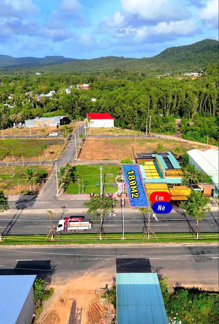 FrontHouse mặt tiền đẹp đường 3/2 Phú Quốc 180m² - Sổ đỏ chính chủ