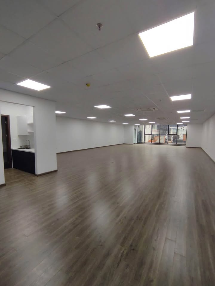 Văn phòng cho thuê 100m² tại Duy Tân - Không gian đẹp như mới, full tiện nghi!