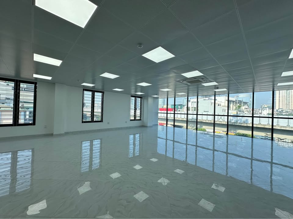 Văn phòng cho thuê đường Hoàng Cầu 150m² giá 45 triệu - View hồ tuyệt đẹp!