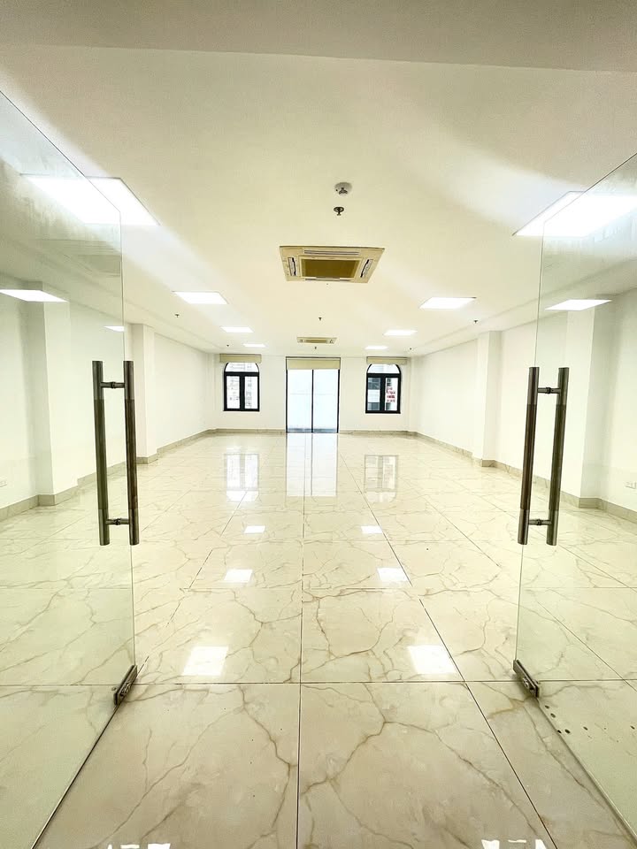 Văn phòng cho thuê tại Lê Văn Thiêm 120m² chỉ 25 triệu - Không gian làm việc chuyên nghiệp!