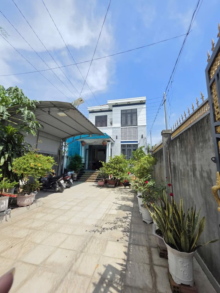 Nhà 1 trệt 1 lầu Tân Bình Dĩ An 250m² giá 6.3 tỷ - Thiết kế hiện đại và tiện nghi!