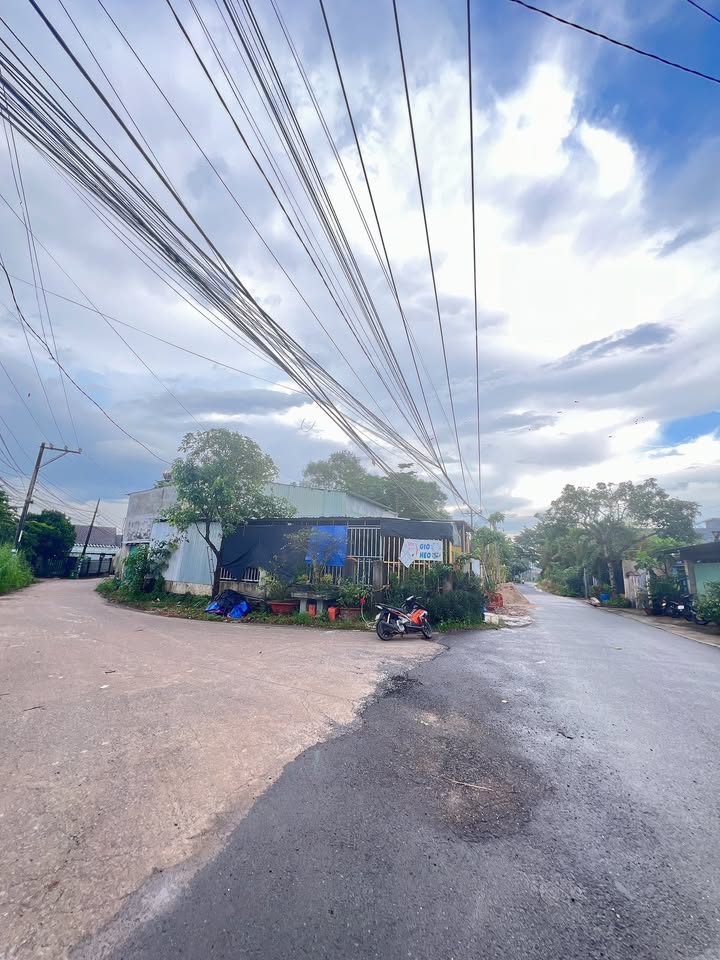 Nhà phố góc 2 mặt tiền Đường Nguyễn Hoàng Biên Hòa 147m² giá 2 tỷ - Kinh doanh ngay!