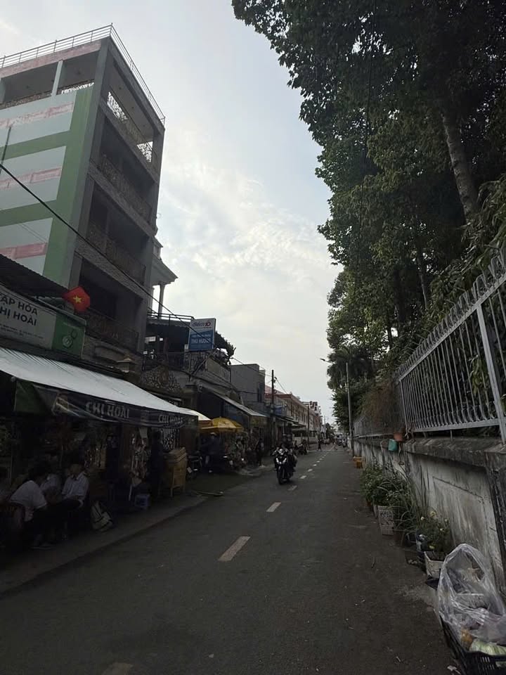 Mặt tiền kinh doanh 4m x 17m tại Thủ Đức chỉ 4.1 tỷ - Cơ hội đầu tư tuyệt vời!