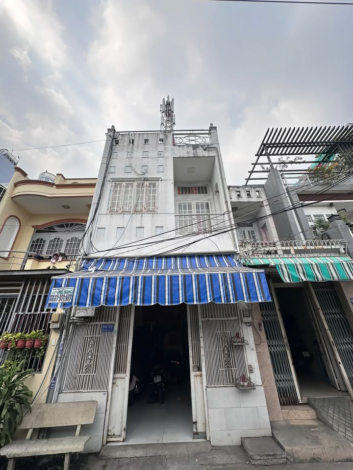 Nhà bán tại Chiến Lược, Bình Trị Đông, 24.8m² giá 4.3 tỷ - Hướng Đông, pháp lý đầy đủ!