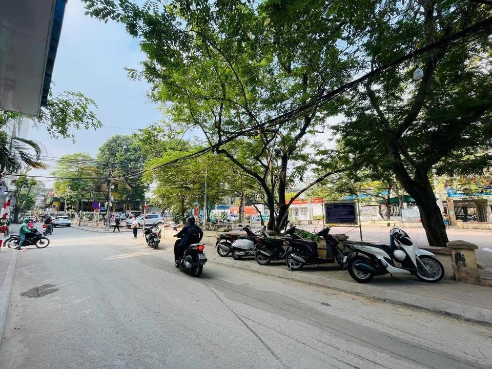 Bán gấp FrontHouse Đặng Văn Ngữ 170m² giá 99 tỷ - Vị trí đắc địa kinh doanh sầm uất!