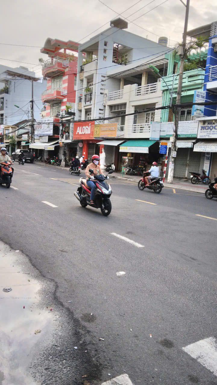 Nhà mặt tiền đường 2/4 Nha Trang 157m² giá 19.7 tỷ - Vị trí đắc địa thuận lợi kinh doanh!