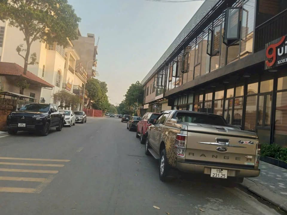 Biệt thự đẹp Đồng Láng Cầu 220m² giá 8 tỷ - Khu vực kinh doanh sầm uất!