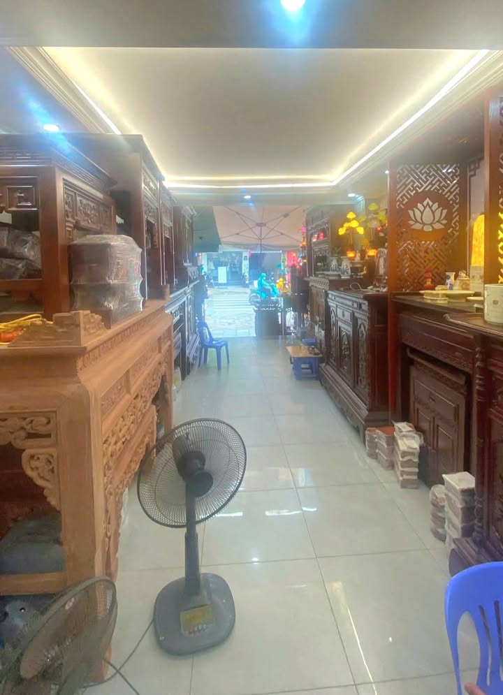 Mặt phố Đê La Thành Đống Đa 82m² giá 32.5 tỷ - Vị trí kinh doanh đắc địa!