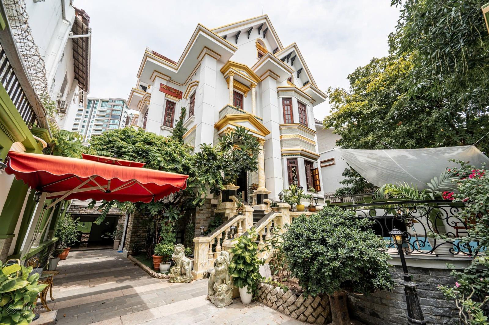 Biệt thự cho thuê tại Thảo Điền, Quận 2 - Hồ bơi sân vườn, full nội thất chỉ 135 triệu/tháng!