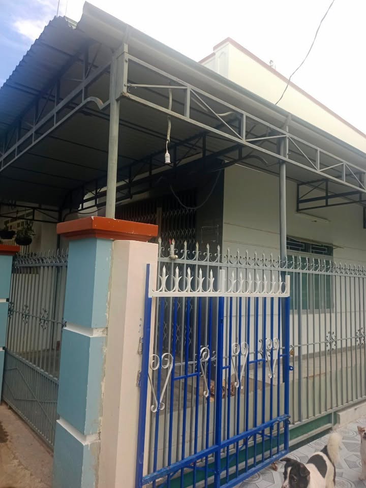 Nhà riêng Cam Linh, Cam Ranh 108m² giá 2.3 tỷ - Gần chợ và trường học!