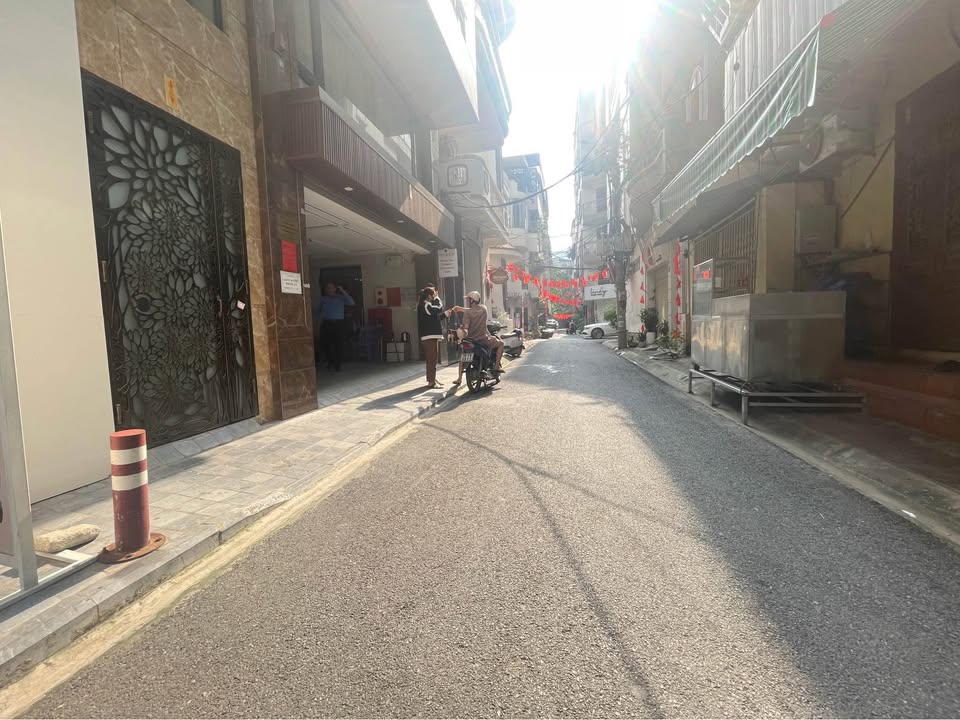 Nhà FrontHouse Nguyên Hồng Đống Đa 70m² giá 45 tỷ - Kinh doanh đỉnh cao!