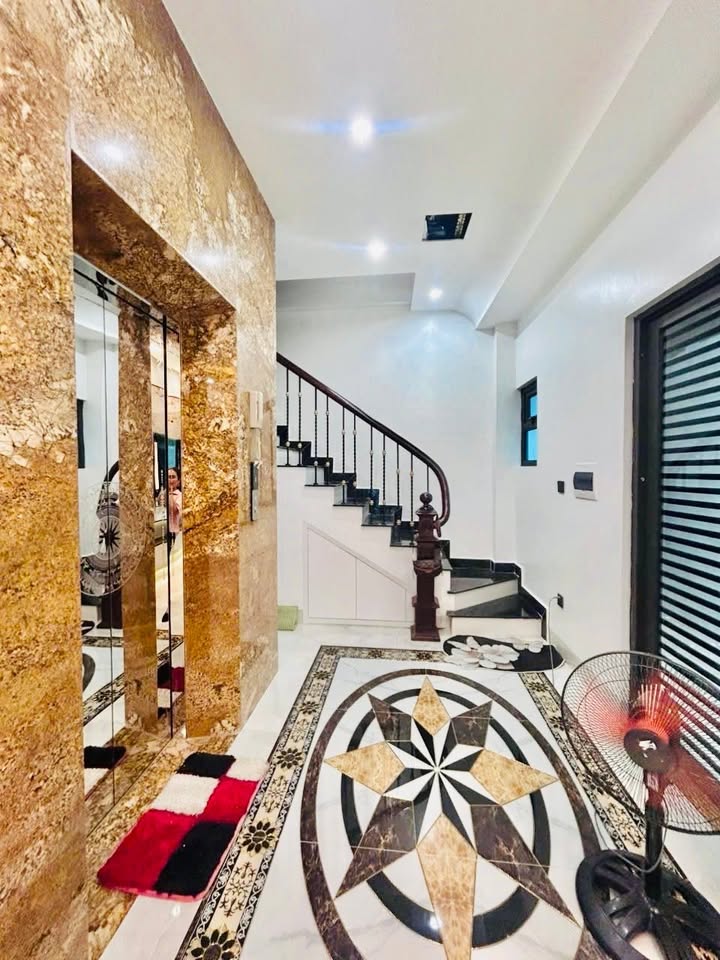 Nhà lô góc 6 tầng Mai Động 40m² giá 15.2 tỷ - Thiết kế hiện đại, thang máy tiện lợi!