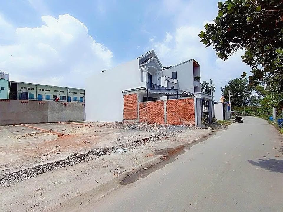 Nhà mặt tiền đường nhựa phường Bình Hòa 105m² giá 3.3 tỷ - Kinh doanh sầm uất!