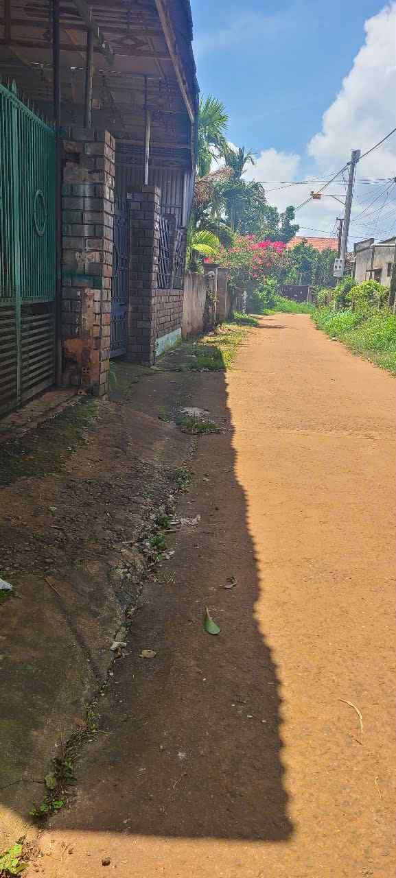 Nhà bán tại Pơng Drang, Krông Búk, 300m² - Giá chỉ 1,7 tỷ, gần trường và chợ!