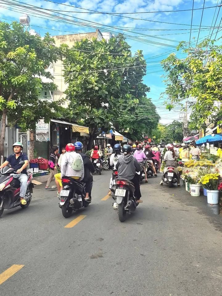 FrontHouse mặt tiền chợ Nguyễn Thị Tràng quận 12, diện tích 125m² giá 11 tỷ - Đầu tư sinh lời ngay!