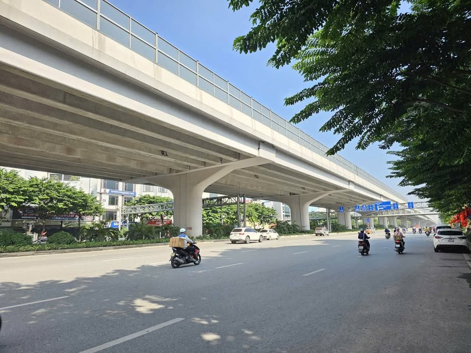 Nhà phố Phạm Văn Đồng, Xuân Đỉnh 40m² giá 7 tỷ - Ô tô đỗ cửa, sổ đỏ ngay!