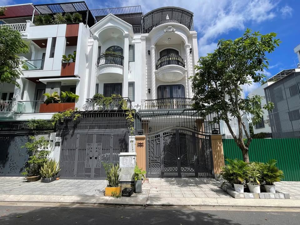 Nhà 3 tầng Hà Quang 2, Nha Trang 101m² giá 10 tỷ - Kiến trúc tân cổ điển sang trọng!