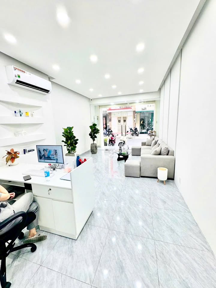 Nhà mặt tiền 4 tầng đường Hoa Lan, Phú Nhuận - Giá 30 triệu/tháng - Phù hợp mở Spa, Thẩm mỹ viện!
