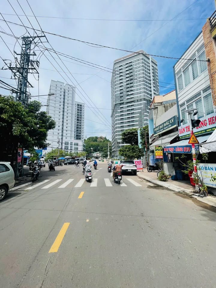 Nhà 2 tầng ôm góc, đường Lý Thái Tổ, Nha Trang 69m² - Vị trí đẹp, giá chỉ 4.25 tỷ!