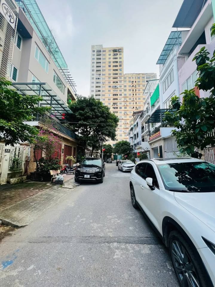 Townhouse KĐT Văn Phú Hà Đông 95m² giá 21.9 tỷ - Mặt tiền 5m, ô tô đỗ thoải mái!