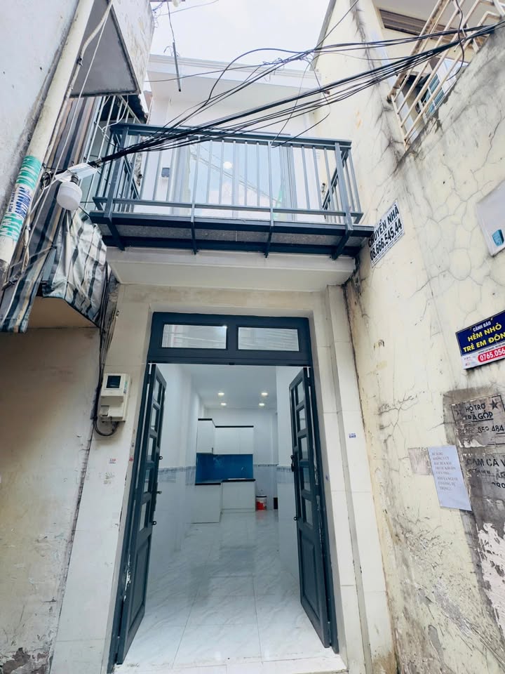 Nhà 3 tầng đường Âu Cơ, Tân Phú 24m² giá 2.99 tỷ - Tiện ích đầy đủ xung quanh!