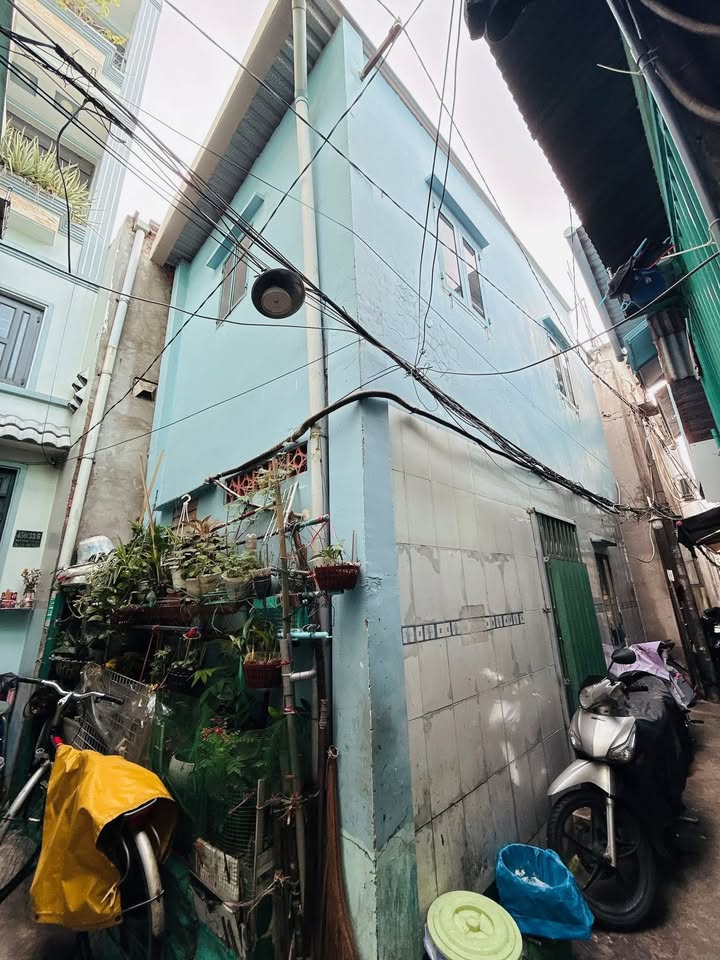 Nhà lô góc 3 mặt tiền Đoàn Văn Bơ, Quận 4 - Giá chỉ 2.2 tỷ, thương lượng!