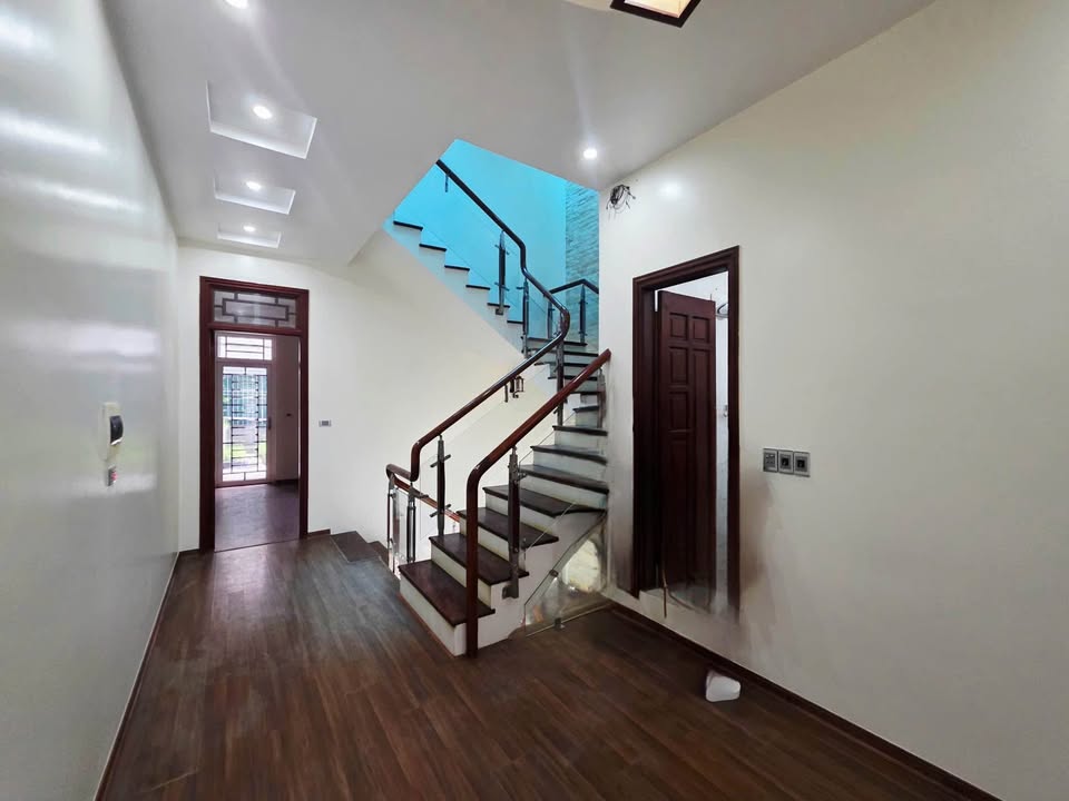 Nhà mặt đường Lạc Long Quân - Đông Vệ 112,5m² giá thỏa thuận - Kinh doanh lý tưởng!