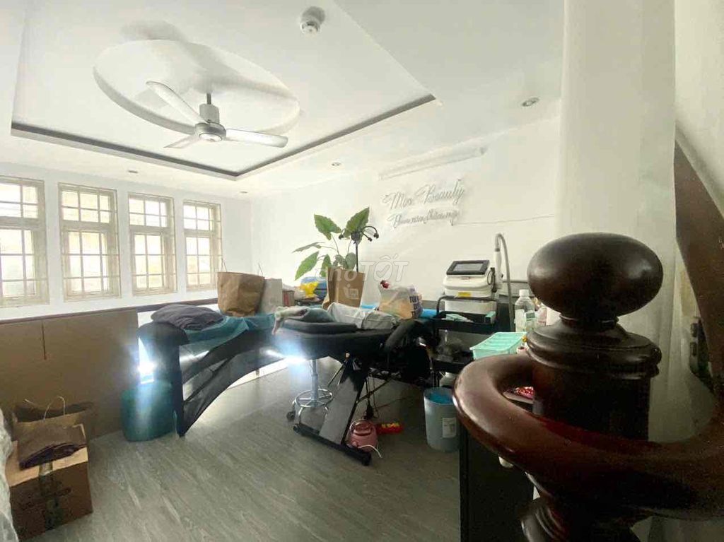 Tiệm Nails Bình Thạnh 50m² giá 135 triệu - Sẵn sàng kinh doanh ngay!