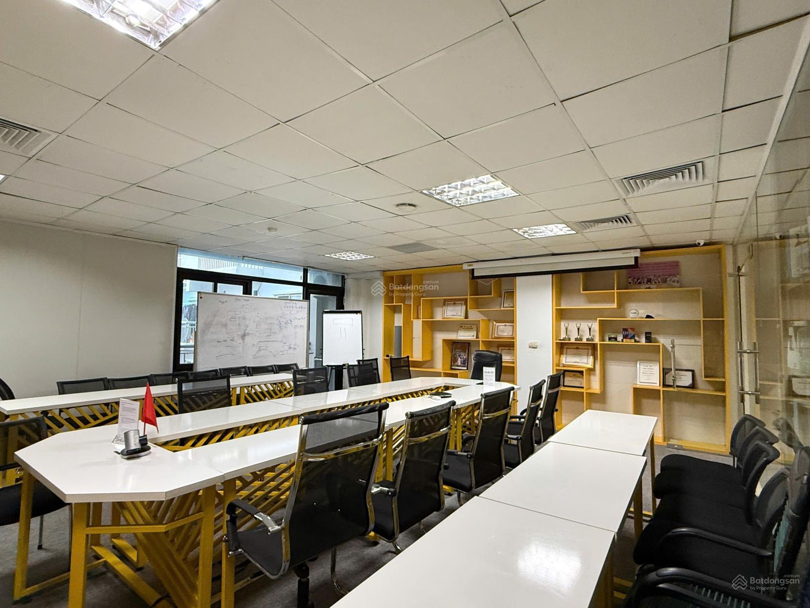 Văn phòng cho thuê hiện đại phố Nguyễn Hy Quang 238.92m² giá 78.8 triệu - Đường rộng ô tô tránh nhau!