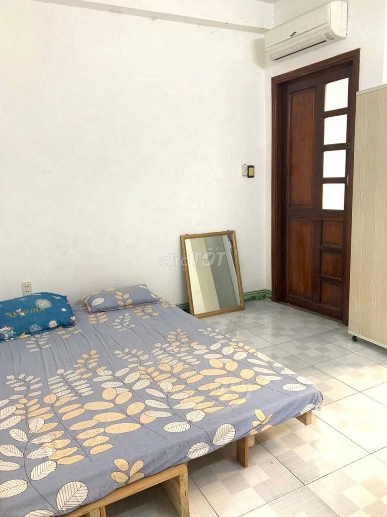 Phòng cho thuê giá rẻ 18m² có bancol riêng tại Ngã Tư Bảy Hiền - Tự do giờ giấc!
