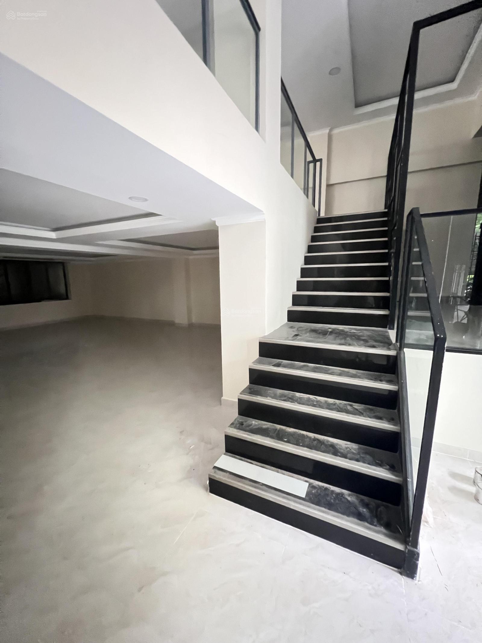 Cho thuê mặt bằng làm nhà hàng tại Quận 7, 400m² - Vị trí đắc địa, khách du lịch tấp nập!