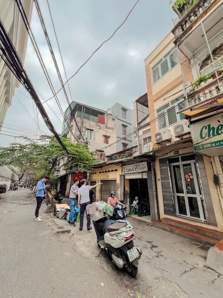 Nhà 2,5 tầng Đê La Thành, Đống Đa, 42,4m² giá 12,5 tỷ - Vị trí đắc địa kinh doanh!