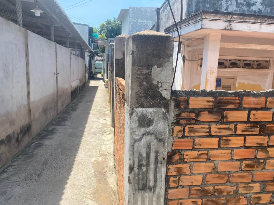 Đất tặng nhà cấp 4 tại Phan Thiết 180m² giá 4 tỷ - Khu dân cư văn minh!