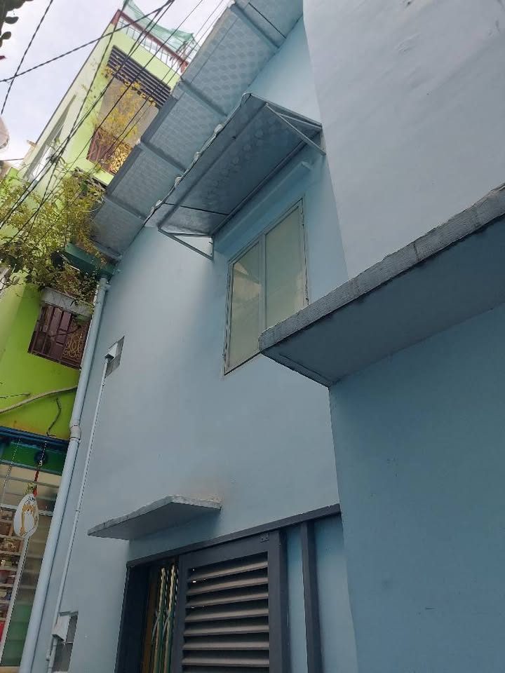 Nhà bán đường Lạc Long Quân, P.10, Q. Tân Bình, 28m² giá 3.9 tỷ - Nhà mới đẹp, vị trí trung tâm!