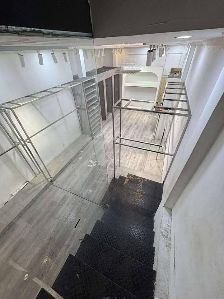 Cho thuê FrontHouse 3,5 tầng mặt tiền Lê Duẩn Đà Nẵng 104m² giá 45 triệu - Khu phố thời trang sầm uất!