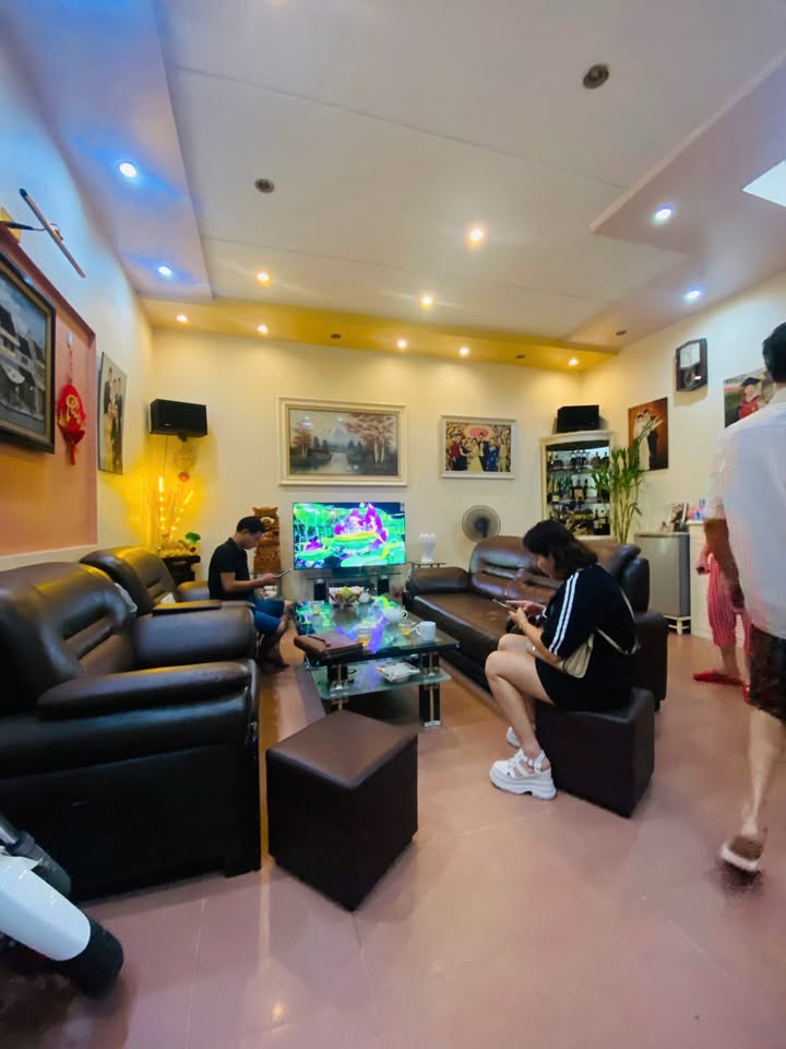 Nhà đẹp 34m² phố Kim Mã giá 9.5 tỷ - Vị trí cực hiếm gần công viên!