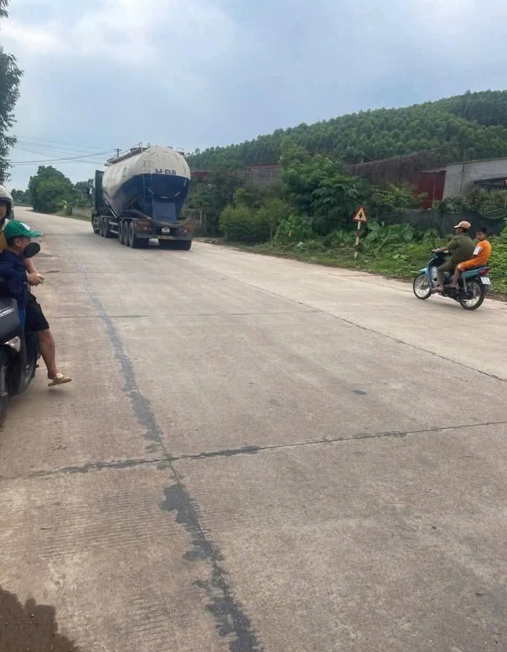 Đất mặt đường TL 293 Lục Sơn 143m² giá 900 triệu - Tiện ích đầy đủ!