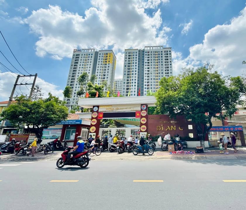 Nhà lầu trệt 2 mặt tiền Dĩ An 70.7m² - Vị trí ngay trường học