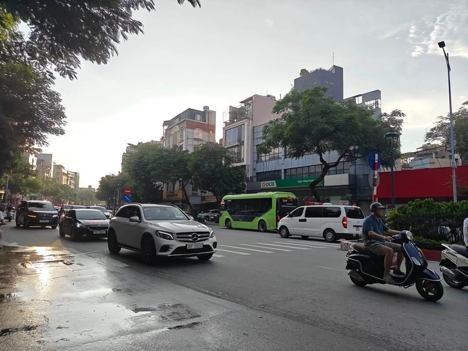 Mặt phố Nguyễn Văn Cừ 315m² giá 75 tỷ - Sổ đỏ chính chủ, mặt tiền gần 6m!