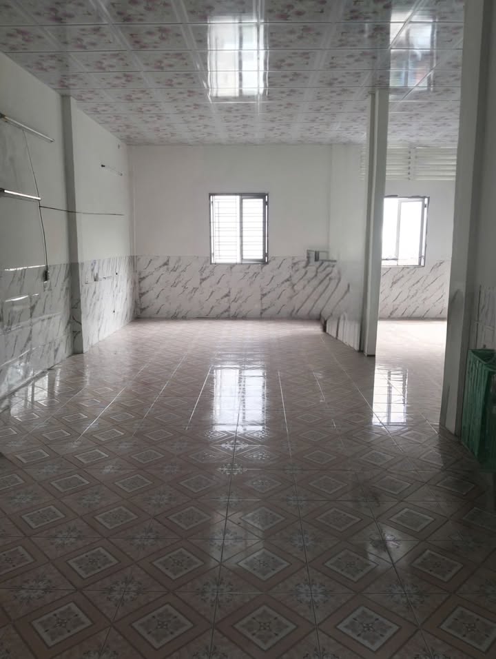 Phòng cho thuê 80m² mặt tiền Lê Thị Bạch Cát, Q.11 chỉ 6 triệu - Không gian rộng rãi, thoáng đãng!