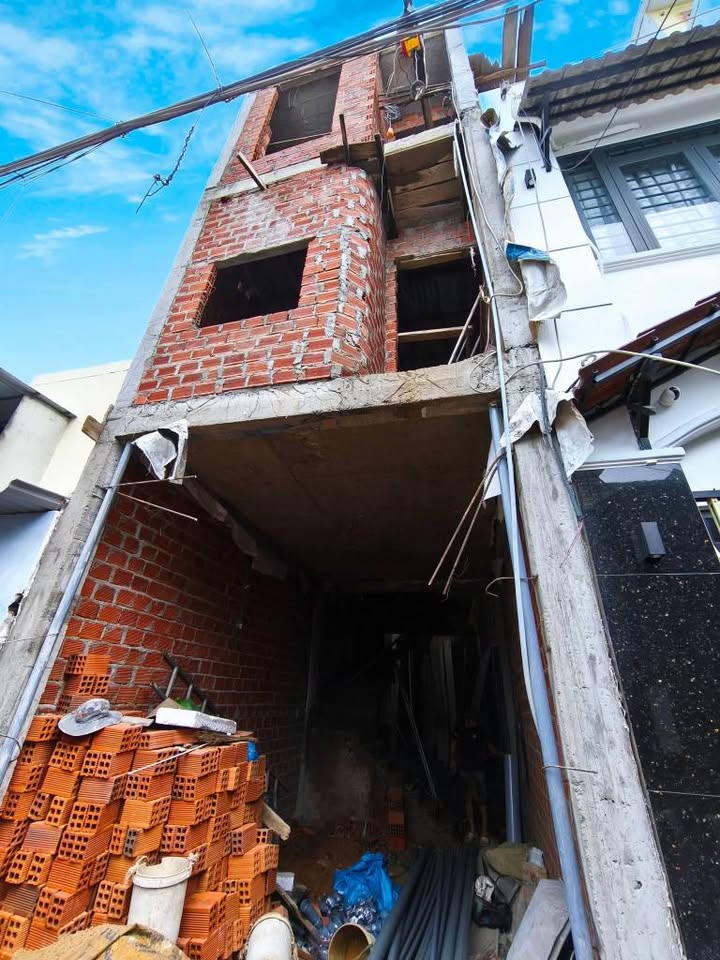 Nhà 3 tầng hẻm 405 Nguyễn Thị Minh Khai, TP. Quy Nhơn 36m² giá 2.95 tỷ - Thiết kế hiện đại, sẵn sàng vào ở!