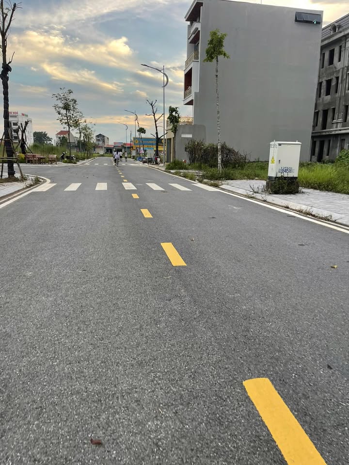 Nhà bán Tứ Trưng, Vĩnh Tường 102m² giá 4.2 tỷ - Hướng Đông, view trường học