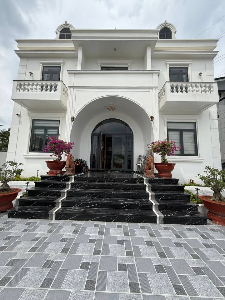 Cho thuê Biệt thự 2 tầng tại Nhơn Trạch 1300m² giá 60 triệu - Không thể bỏ lỡ!