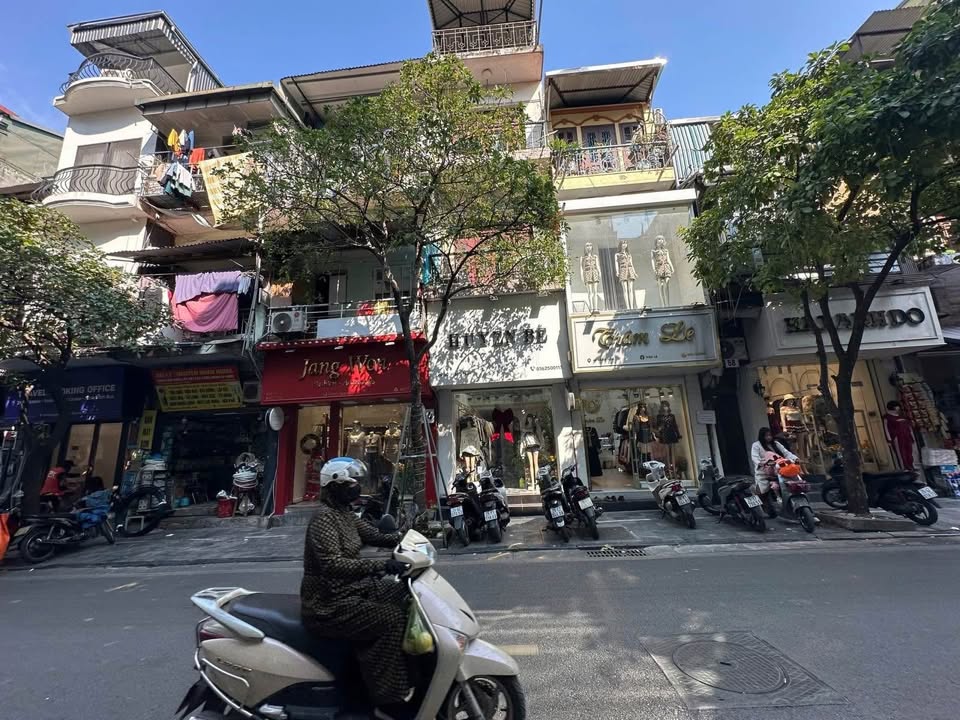 Bán gấp FrontHouse Hàng Nón 44m² giá 40 tỷ - Đầu tư sinh lời ngay!