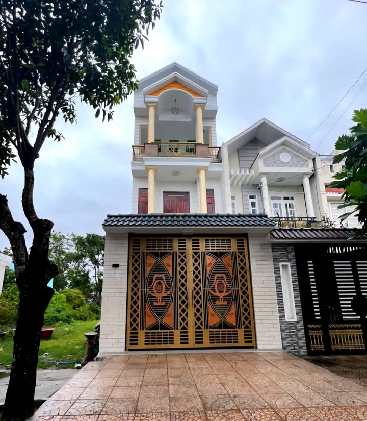 Nhà phố 1 trệt 2 lầu đường Xuân Thủy, 162m² giá 7 tỷ - Không thể bỏ lỡ!