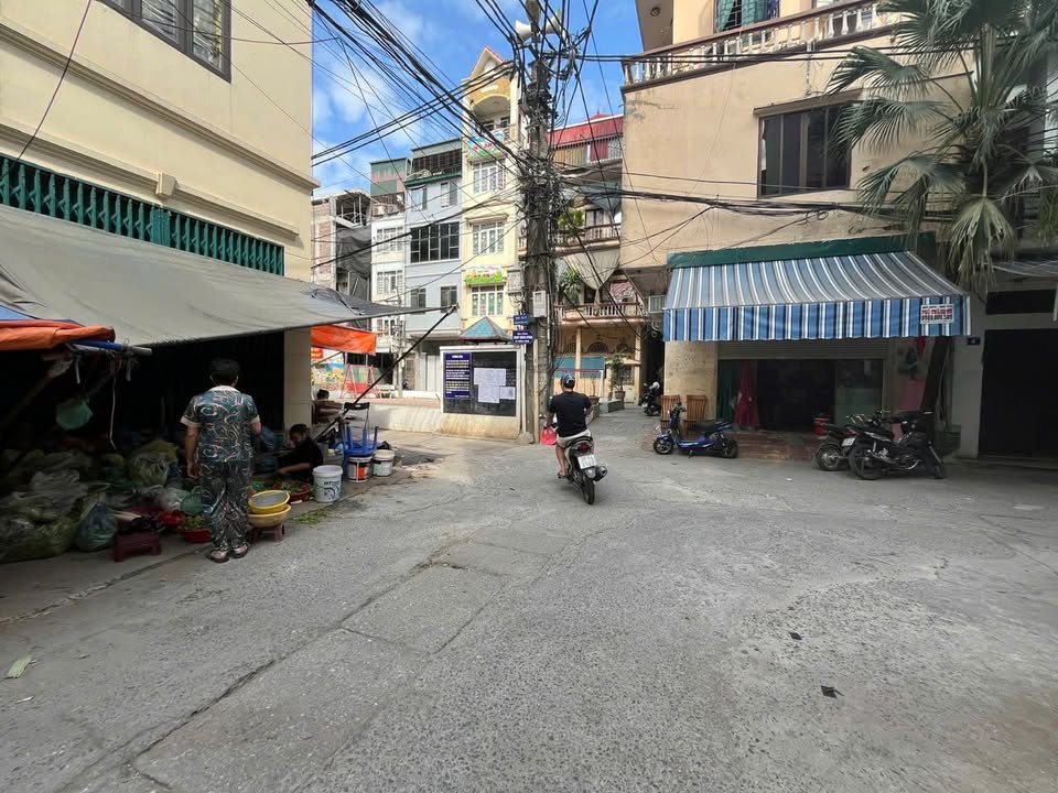 Nhà phố Hồng Hà, quận Hoàn Kiếm, 43m² giá 11.8 tỷ - Vị trí đắc địa, kinh doanh thuận lợi!